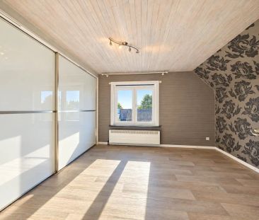 Ruime gezinswoning met 3 slaapkamers, 2 garages en tuin - Photo 3