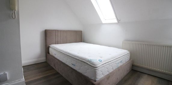 Hanger Lane, London - Photo 2