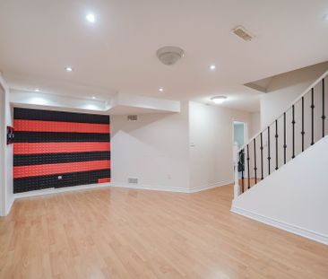 For Lease - 407 Hollandview Trail, Aurora, Ontario - Photo 3