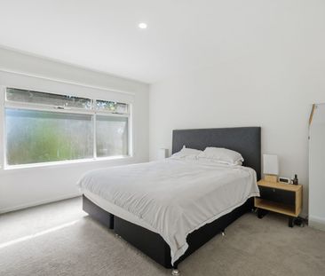 Modern & Low-Maintenance Townhouse in Prime Location - Photo 2