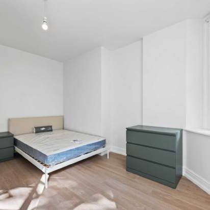 2 bedroom property to rent in London - Photo 1