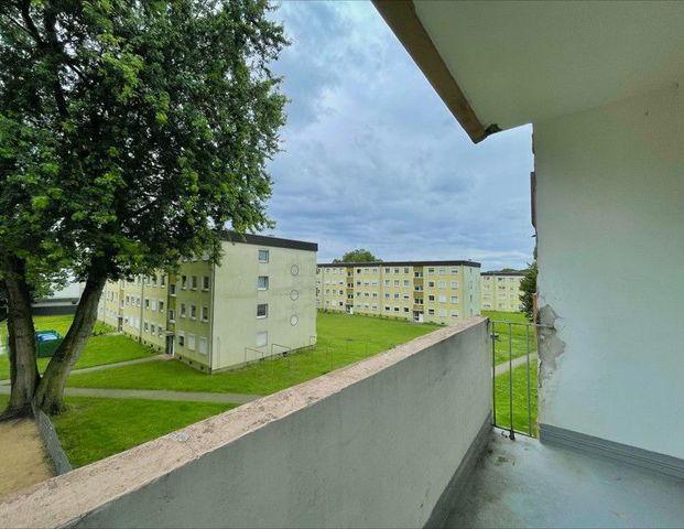 Gut geschnittene 3-Zi.-Wohnung mit Balkon! - Photo 1