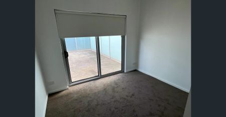 Newly renovated 3 Bedroom Apartment - Photo 3