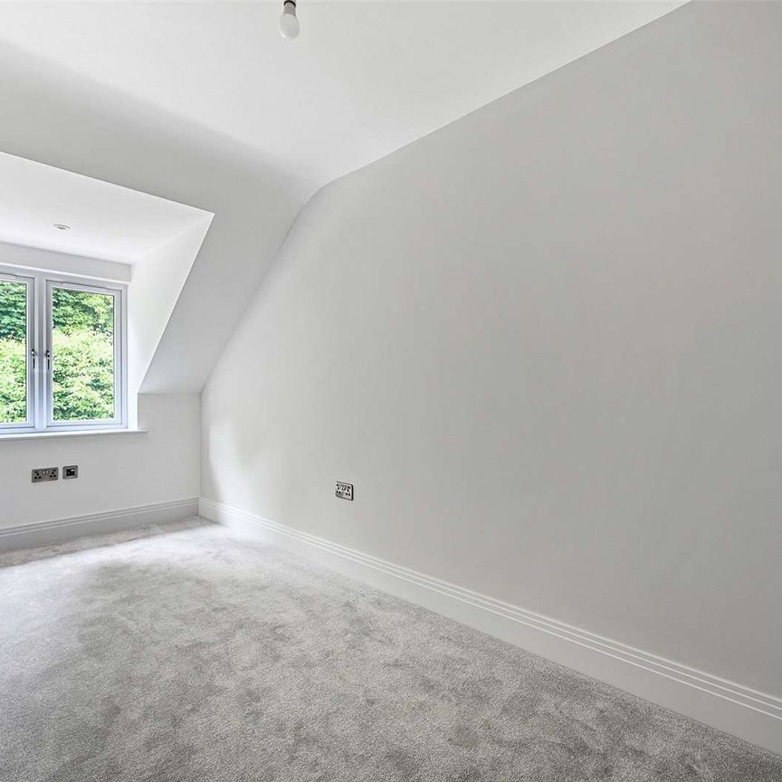 A recently built and luxury top floor penthouse apartment set in a gated development in Lower Road, Chorleywood. Available 03.02.2025 and offered unfurnished. - Photo 1