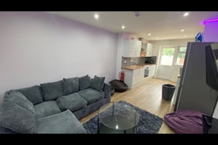 5 Bed Terraced House, Knight Avenue, CV1 - Photo 2