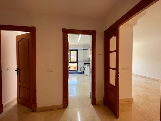 Apartamento primera planta sin amueblar, 3 dormitorios, parking, al lado del mar, El Molinar. - Photo 1