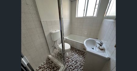 Charming Apartment in the Heart of Marrickville - Stroll to Train Station - Photo 2