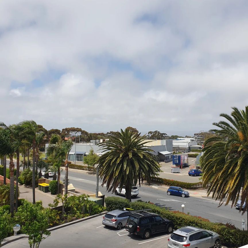 LUXURY 3-BEDROOM APARTMENT, WALKING DISTANCE TO WESTFIELD SHOPPING CENTRE WEST LAKES - Photo 1