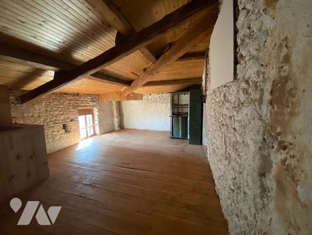 Maison de village à louer avec cour dans le centre du village de Champagne ! - Photo 5