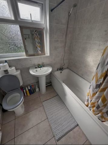 4 bedroom semi-detached house to rent - Photo 5