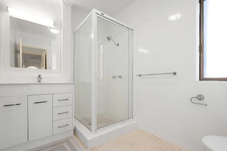 Top-Floor Living with Panoramic City Views & 206m² of Space - Photo 4