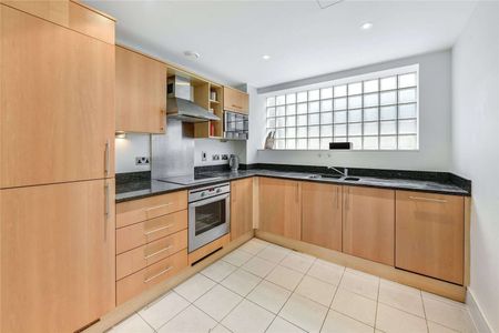 Spacious 3 bedroom, 3 bathroom apartment, with large reception room and separate kitchen. Perfect for 3 sharers (HMO license). Situated in the heart of Westminster, with 24/7 concierge. - Photo 2