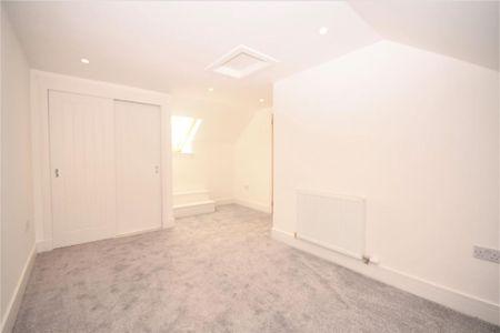4 bedroom semi-detached villa to rent - Photo 5