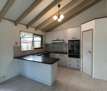 Charming Family Home in a Tranquil Court - Photo 6