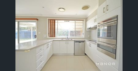 Spacious 5-Bedroom Family Home with Pool in Prime Kings Langley Location - Photo 5