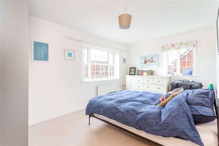 A detached, five bedroom, family home - Photo 5