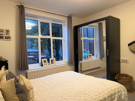 2 Bed Flat, Fairfield Drive, SW18 - Photo 4