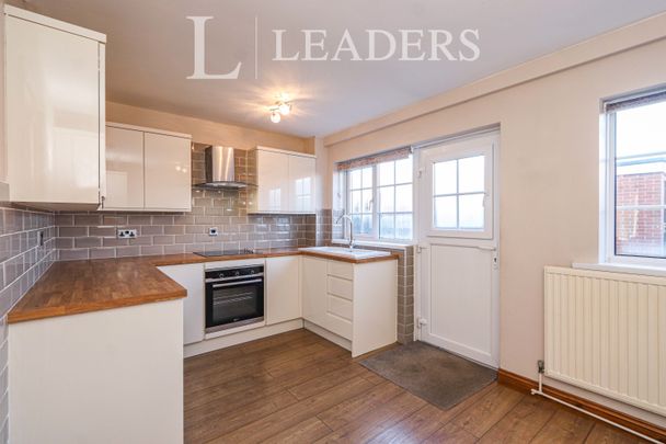 3 bedroom house to rent Normanton Spring Road, Sheffield, South Yorkshire, S13 - Photo 1