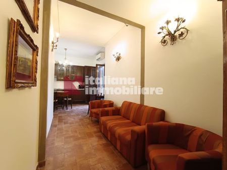 TRILOCALE CON TERRAZZA ABITABILE IN CENTRO STORICO in Affitto - Photo 2