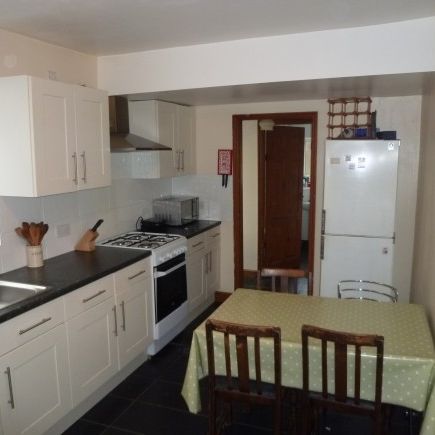 4 double bed, refurbished house, great location - Photo 1