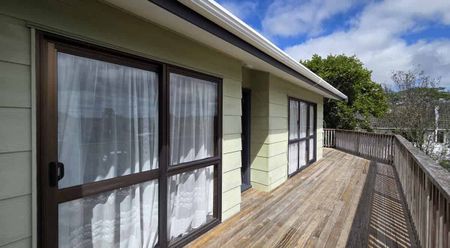 Browns Bay, 3 Bedrooms, $750 - Photo 2