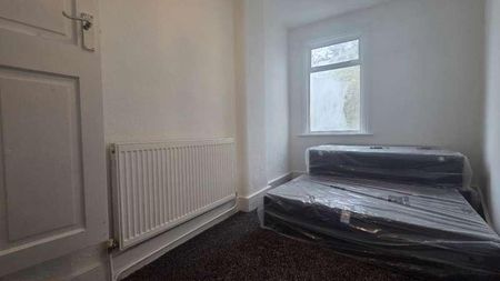 Wolsey Avenue, East Ham, E6 - Photo 3