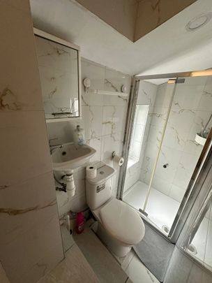 Studio Flat, Wood Lane, W12 - Photo 1