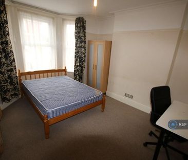 4 bedroom semi-detached house to rent - Photo 6