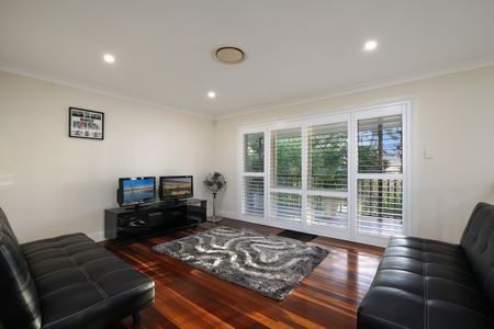 Spacious family home with self contained unit - Photo 2