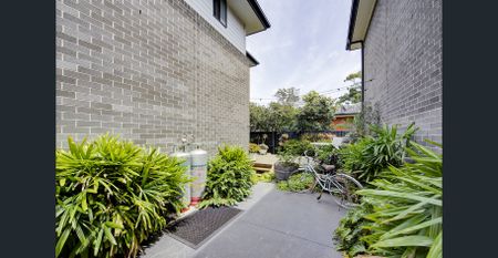 Gorgeous Ultra Modern Townhouse - Photo 3