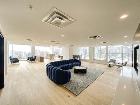 Luxurious high rise apartments located in the Old Port of Montreal - Photo 3