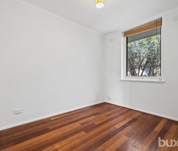 FRESHLY PAINTED 2 BEDROOM APARTMENT - Photo 5