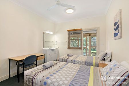 Billow View Estate - Expansive 10-Bedroom Home With A View - Photo 3