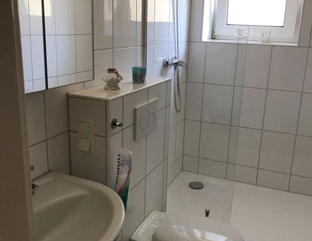 kleine 2 Zimmer-Wohnung in Bahnhof-Nähe, Balkon, Duschbad, Erdg. - Photo 1