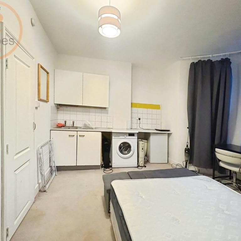 Studio to rent - Photo 1