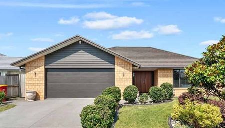 Outstanding Spacious Executive 4 Bedroom 2 Bathroom Home - Photo 2