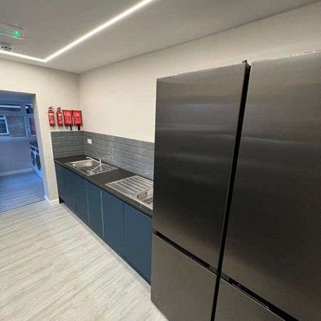 Modern, Bright Rooms with Private En-Suites Room 4 - Photo 4