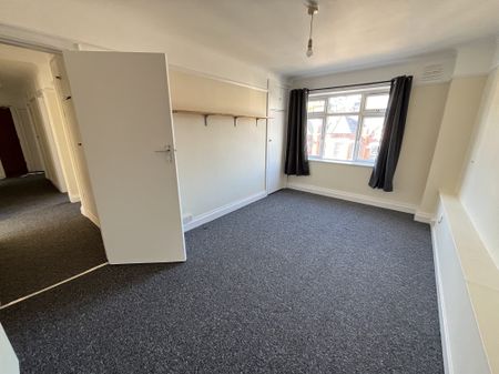 3 bed apartment to rent in St Peters Road, BH1 - Photo 2