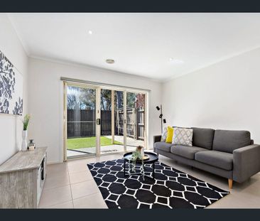 Stylish, spacious home, bathed in natural light! - Photo 2