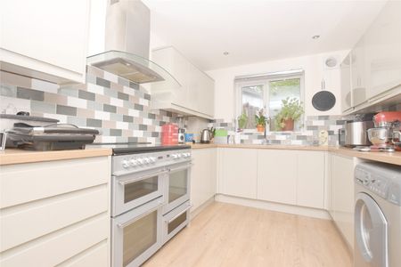 7, King Edward Avenue, Horsforth, Leeds, LS18 4BD - Photo 3