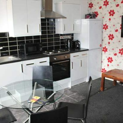 4 bedroom property to rent in Salford - Photo 1