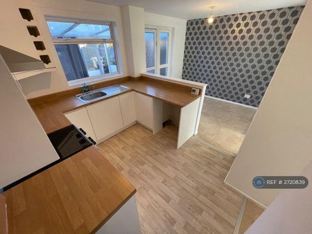 3 bedroom semi-detached house to rent - Photo 4