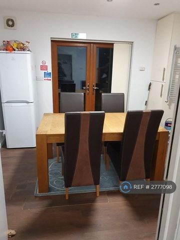 1 bedroom in a house share to rent - Photo 2