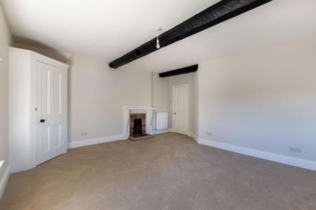 Coming Soon – A beautifully refurbished five-bedroom listed farmhouse set in a sought-after rural position at Wormwood Farm, offering an exceptional blend of ch - Photo 3