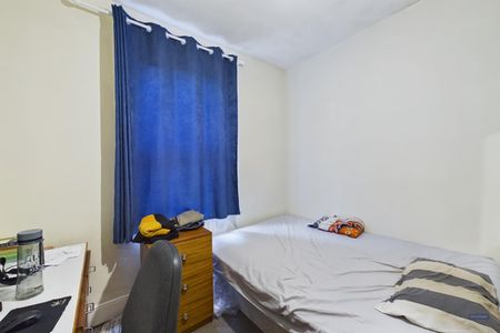 5 bedroom House To Let - Photo 3