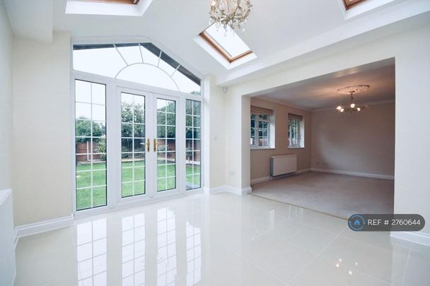 5 bedroom detached house to rent - Photo 1