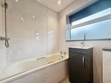 3 bedroom detached bungalow to rent - Photo 4