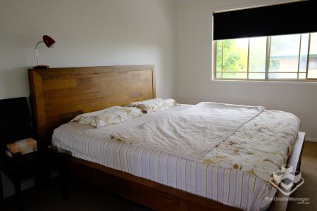 Renovated 3-Bedroom Home with Spacious Garden in a Tranquil Setting - Photo 5