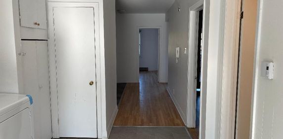 5 1/2 . 3 bedrooms - Photo 2