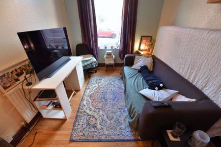 1 bedroom Flat in Harold Grove, Leeds - Photo 2